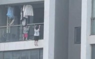 吓人！幼童爬到13层阳台外悬空玩“引体向上”，街道办：已告诫家长加强看护