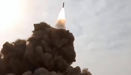 伊朗媒体发布画面：也门胡塞武装成功向以军事基地发射高超音速导弹