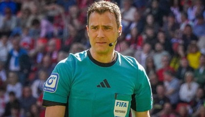 争议!德国劣迹裁判吹罚巴黎战阿森纳 曾因打假球被停赛