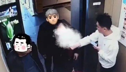 大叔叼着烟进电梯，小伙果断出手！网友点赞