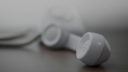 听筒悬放热线打不通，杭州滤镜破碎了