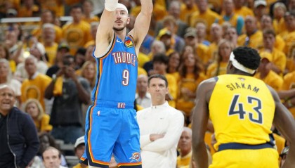 雷霆老将卡鲁索冠军游行睡着了！35岁功臣自嘲身体扛不住