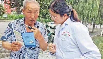 服务群众,她饱含耐心与爱心