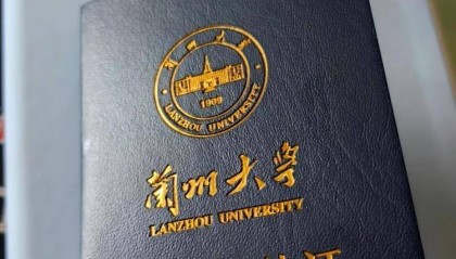 一人一驼,骆驼尾气排放超标要扣分?兰大回应学生持证骑骆驼上学:骆驼驾驶证为学校文创,非官方证件