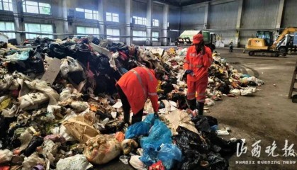 暖新闻被批“冷血”,环卫工翻8吨垃圾找儿童手表值不值?