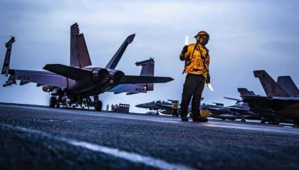 美海军在南海连摔两架飞机,因电磁攻击?中国军号发文