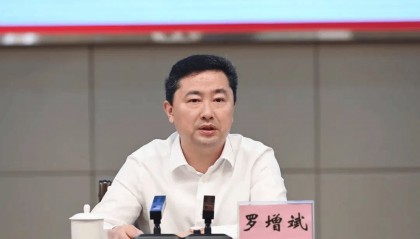在海南省委常委、海口市委书记等职上，罗增斌非法收受他人财物，数额特别巨大