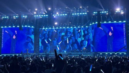 孙楠演唱会超燃舞台！郑州万人合唱《红旗飘飘》