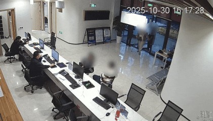 杭州爸爸送女儿进派出所：她卡里还有80多万元……