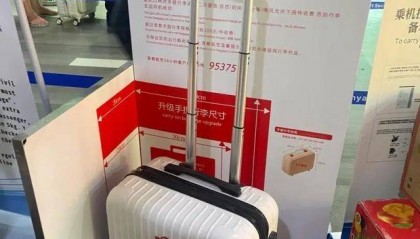 女子携20寸行李箱登机被指超标,无奈取出行李将空箱以48元托运,首都航空回应