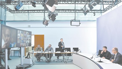 希望“停火放在第一位”,坚称领土问题不让步,欧乌给美俄峰会提条件