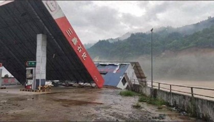 现场画面：广西三江一加油站地基被洪水冲垮，收费处房屋陷落榕江