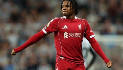 亨利：最欣赏恩古莫哈上场就向前冲的拼劲，现在让他踢主力还早