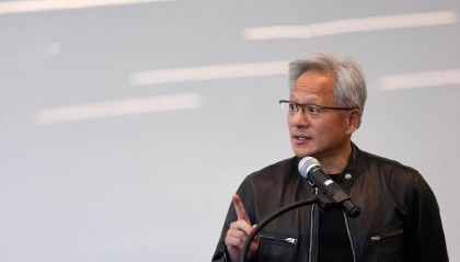 黄仁勋尚未到访中国，美国已连续处罚18家中企，结果没想到，中方白捡便宜