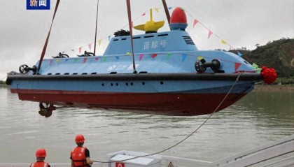 美国航母怕了吗？全球首艘高速可潜无人艇下水，可水下潜伏30天！