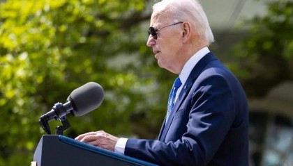 拜登果然背弃承诺！美航母连夜掉头，中方动真格了，美菲敢出手试试！