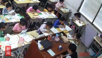 “湖南一老师被反映上课时玩手机麻将”,教育局回应:发生在两年前