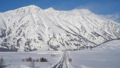 新疆喀纳斯景区遭遇降温降雪,道路仍处于管制状态