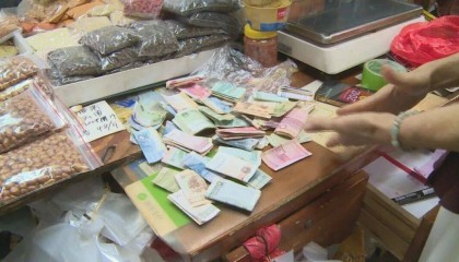 广东一男子两三年持续往批发店无故扔钱,店主:每次他都不承认,还钱还把钱送回来