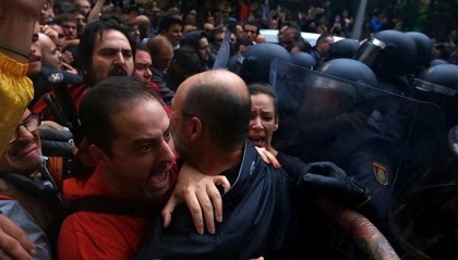 “要独立，不要统一！”40万民众涌上街头集体示威，场面一度失控