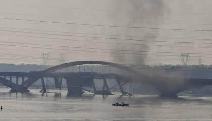 顺义潮白河大桥部分坍塌 目击者：现场黑烟滚滚 车辆无法通行 上班族选择步行去地铁站乘车