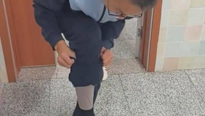 长春一班主任课前让学生排队受检“是否穿秋裤”，网友点赞：以后你会感谢老师