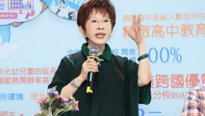 台当局失策了,阅兵刚开幕就决定了战局走向,洪秀柱站的位置不一般