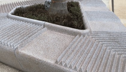 深圳一公园附近现“搓衣板”状绕树石凳，回应：不属公园范围，并非为防止躺卧，出于美观设计