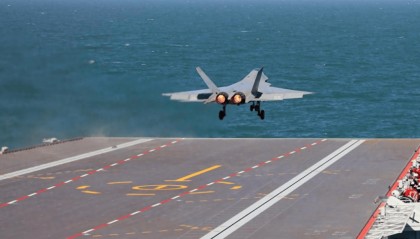 福建舰三型机弹射成功后,美国驻华大使馆发文回应,仅2个字,这是破防了?