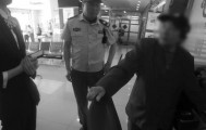 骗子给老人汇款12万，然后“指挥”去银行取现——