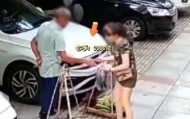 女子照顾卖菜大爷生意遭背刺：5元的菜误付2000元现金，大爷光速塞进后腰，谎称没看见，民警上门找回