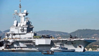 停靠琉球遭拒,苏35飞过甲板,中俄日皆不留情,法国航母自讨烦恼