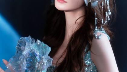 考古 | baby跪地合影引关注!复出后被曝演女配,颜值超高梦回港风嫩模!