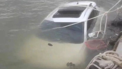 事发海口！女子开车坠海，只因这一个小失误……