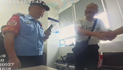 长沙大爷扫乘车码时跳出弹窗广告，一不小心点下去被扣超千元！警方出手全部追回