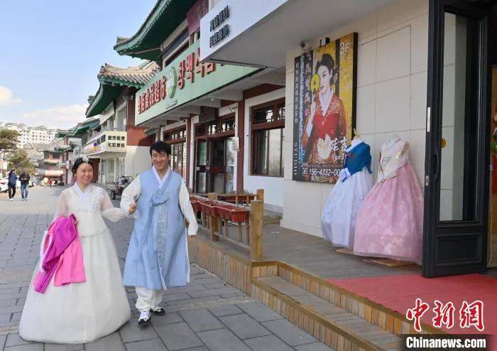 中新网：中国朝鲜族服饰旅拍爆火 民族服饰焕发新光彩