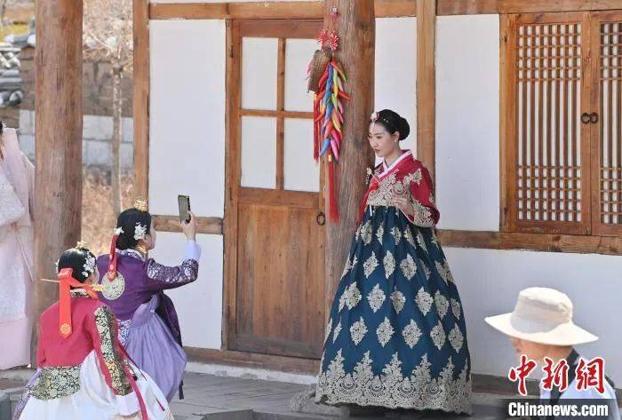 中新网：中国朝鲜族服饰旅拍爆火 民族服饰焕发新光彩