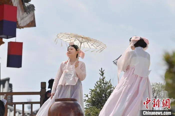 中新网：中国朝鲜族服饰旅拍爆火 民族服饰焕发新光彩