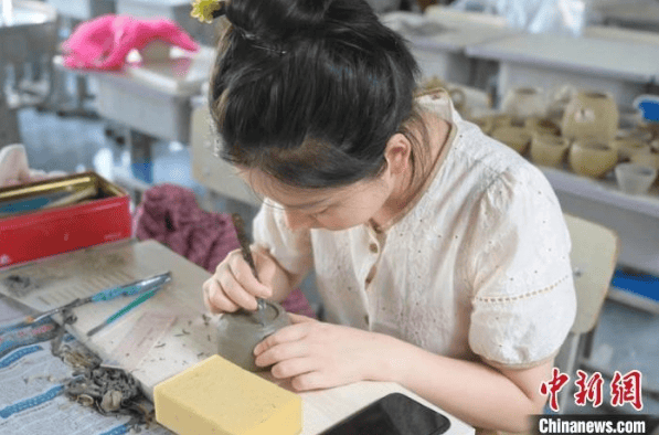 中国新闻网｜“北国陶都”窑火不熄：“Z世代”接过祖辈技艺
