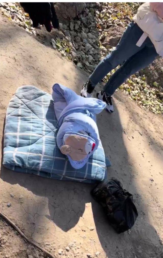 陕西泾阳一村路边发现婴儿，身裹蓝色小熊棉被身旁留有黑袋子，当地：已送医，警方介入