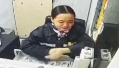 上海一护士因拔针出血，下跪求原谅！患者家属：只求好好说话！医院回应