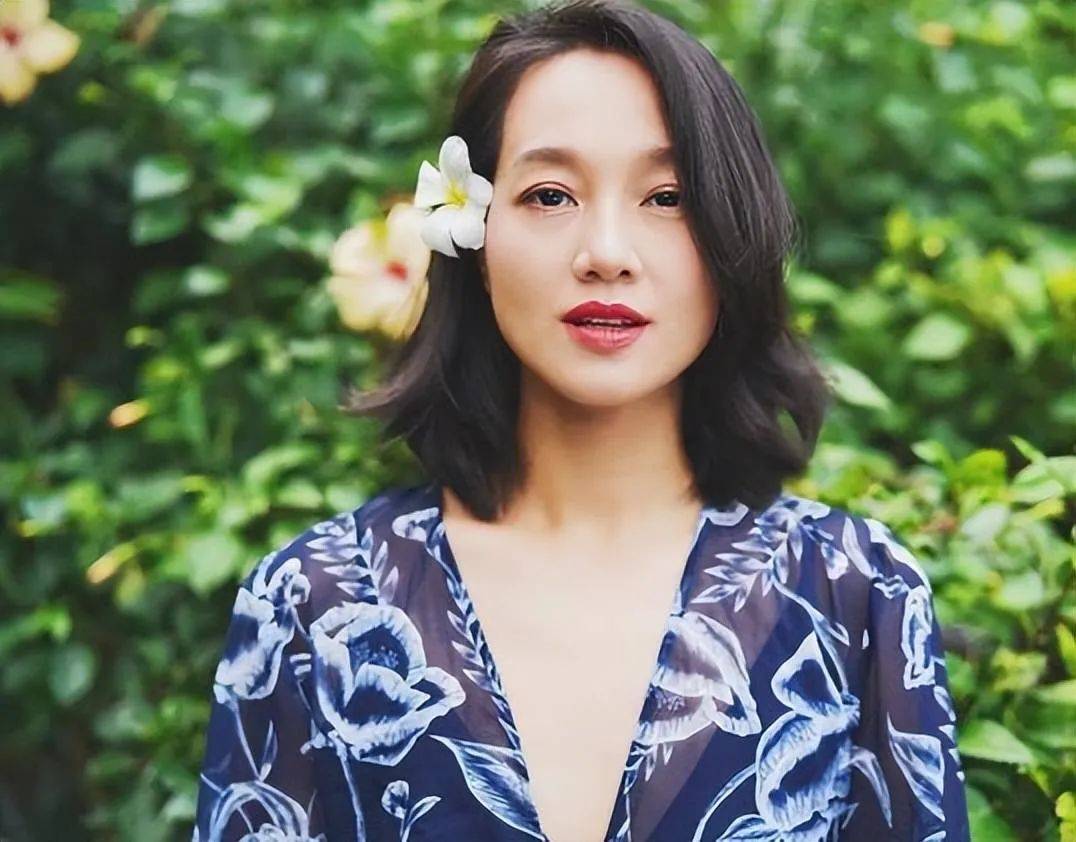 主持人朱丹辟谣让女儿留级照顾弟弟，为争议言论道歉：孩子们接受的是混龄教育，感恩每一条批评