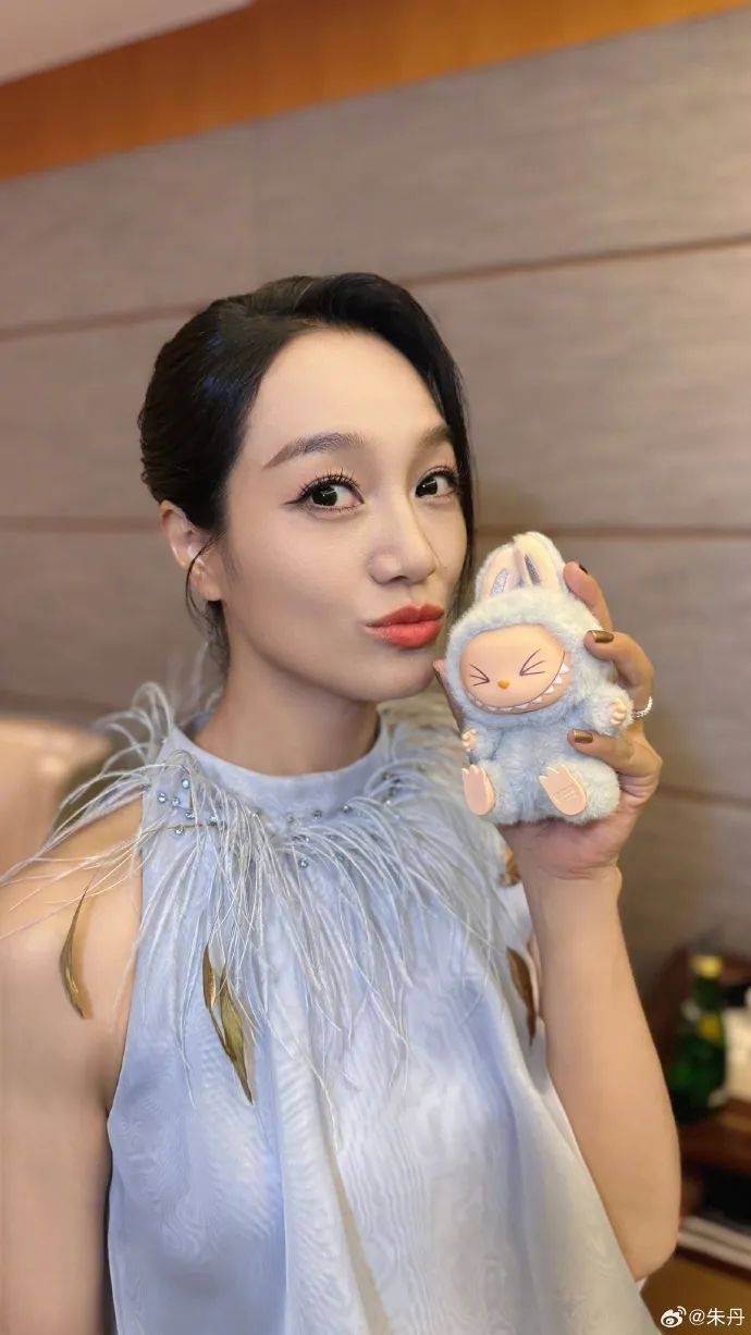 朱丹就分鸡腿风波道歉，回应让差3岁子女读同一班：从未让女儿留级，接受混龄教育