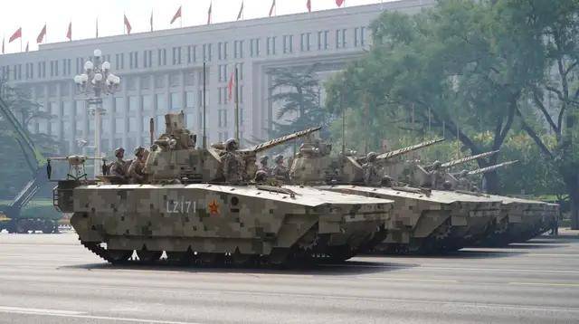 不装了!一口气看完九三大阅兵武器装备!谁说我们一个也不认识?