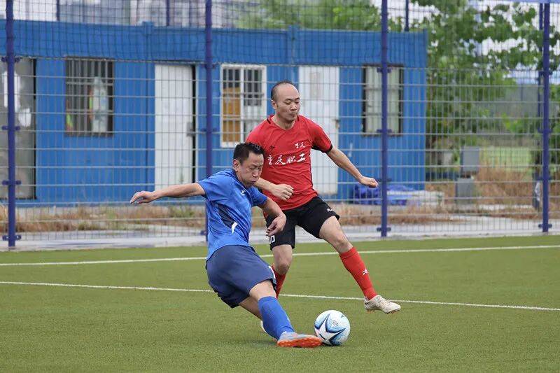 职超联赛牵动大家的心,武汉职工冒雨赶到现场为球队加油