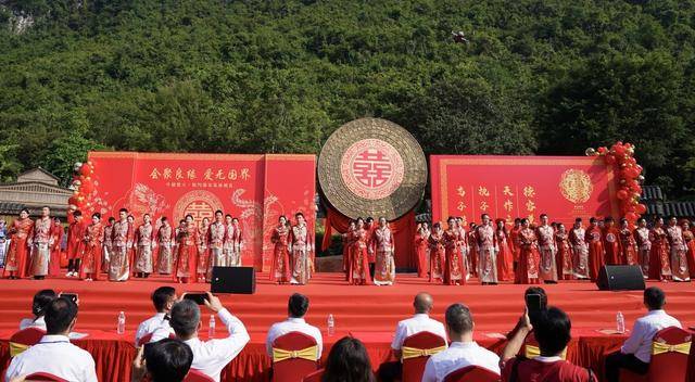 “会聚良缘 爱无国界”中越德天·板约瀑布集体婚礼活动在广西崇左举办