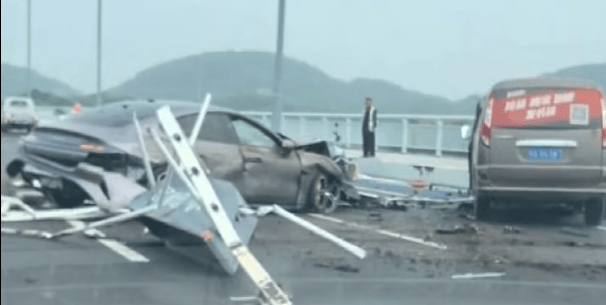 车轮飞滚十余米！武汉小米SU7断轴撞护栏，一月内两起脱落事故，官方回应仍含糊