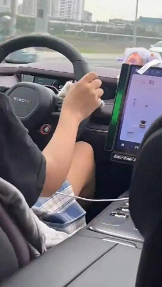 小米汽车市区飙至时速120公里,跨双黄线到对向车道超车……交警回应→