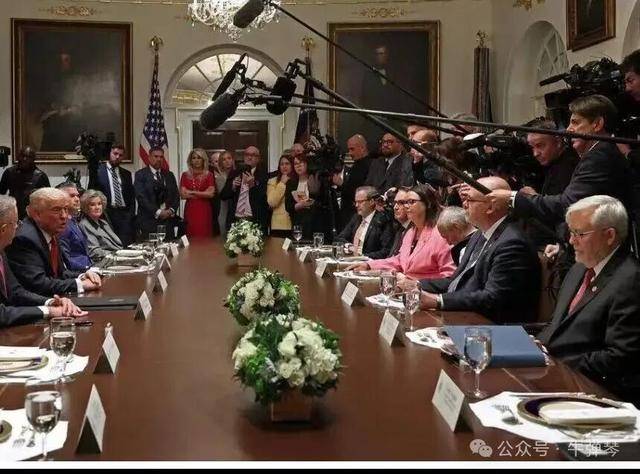 他被特朗普当众羞辱，全场都在哄笑