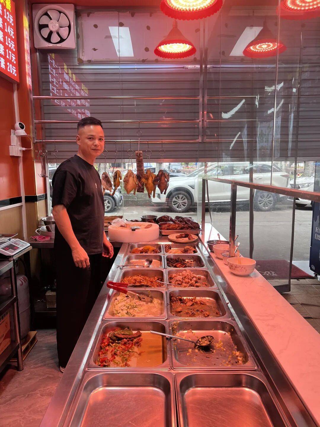 小伙到广州一猪脚饭店吃免费“2号餐”,突然跪地道谢,老板娘:以后要吃饭就直接过来